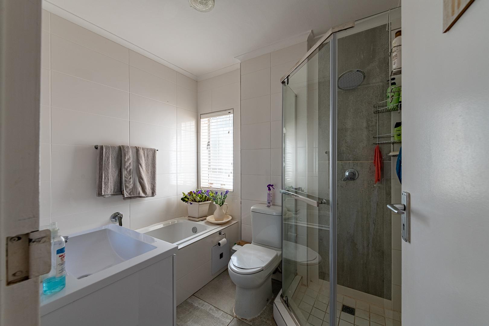 704755_Park_View_Heights_20_24_bathroom.jpg