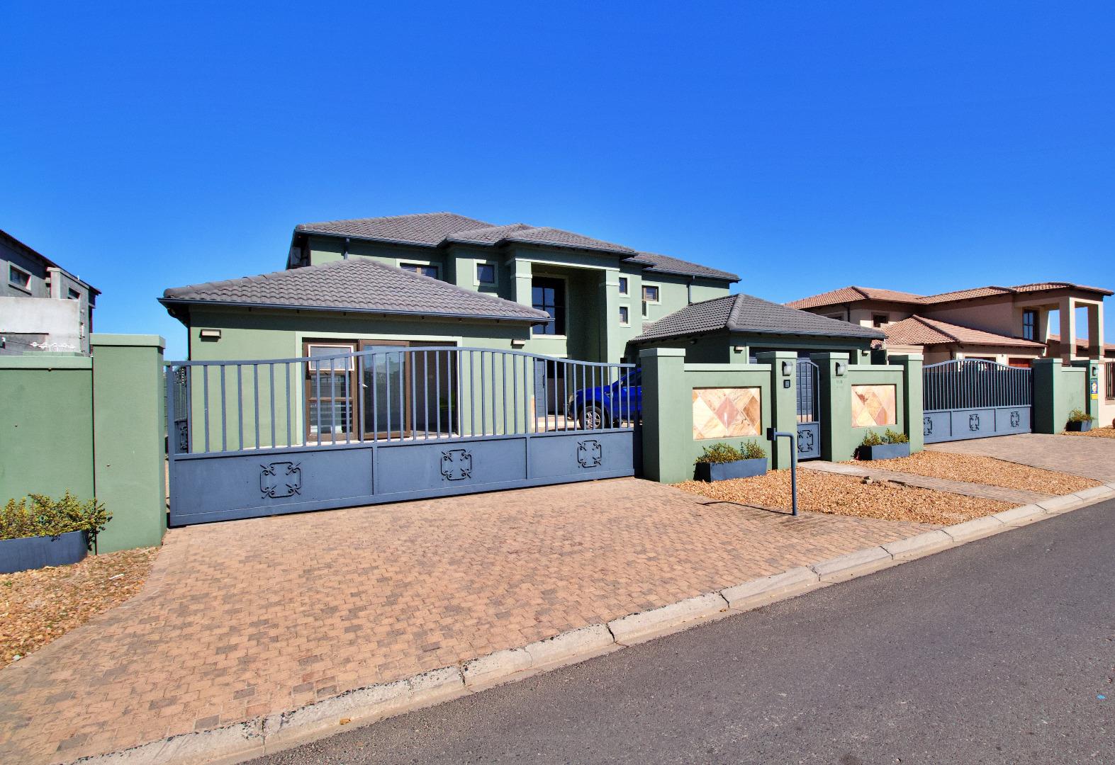 5 Bedroom House + Cottage/Flat for Sale - Western Cape