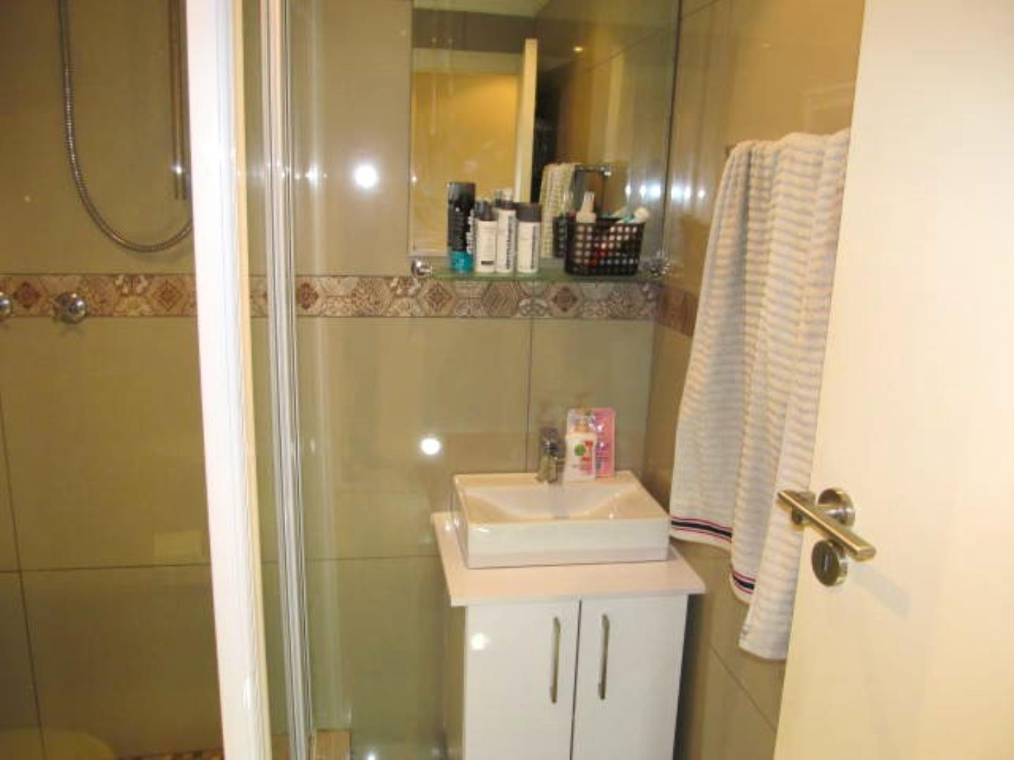 729652_22.2_Main_en-suite.JPG